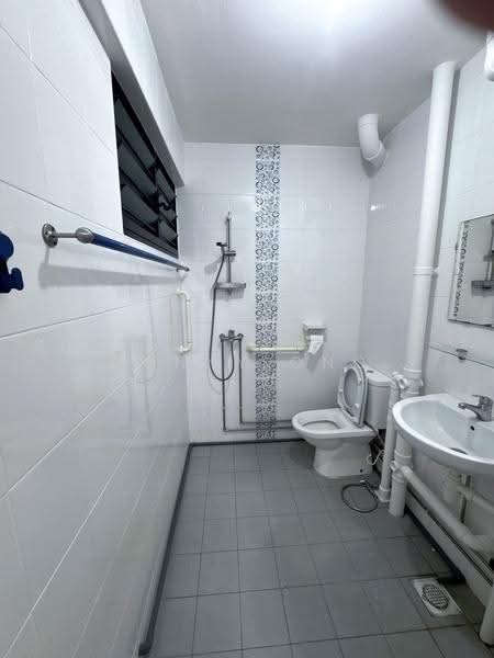 352 Hougang Avenue 7, 352 Hougang Avenue 7, Hougang / Punggol / Sengkang, 3 Bedrooms, 1,098 sqft, HDB Flat For Rent, by Donny Ong, 500275886 - Bathroom - PropertyGuru.com.sg