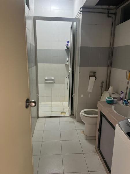 Ridgewood Condominium, 1 Ridgewood Close, Tanglin / Holland / Bukit Timah, Room Rental, 333 sqft, Condominium For Rent, by Rell Cai, 500275897 - Bathroom - PropertyGuru.com.sg