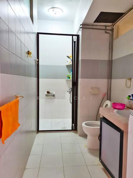 Ridgewood Condominium, 1 Ridgewood Close, Tanglin / Holland / Bukit Timah, Room Rental, 202 sqft, Condominium For Rent, by Rell Cai, 500275898 - Bathroom - PropertyGuru.com.sg