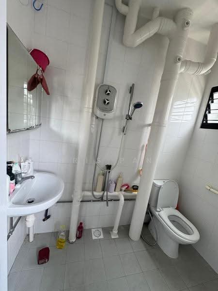 207A Compassvale Lane, 207A Compassvale Lane, Hougang / Punggol / Sengkang, Room Rental, 60 sqft, HDB Flat For Rent, by Chris Pang, 500275929 - Bathroom - PropertyGuru.com.sg