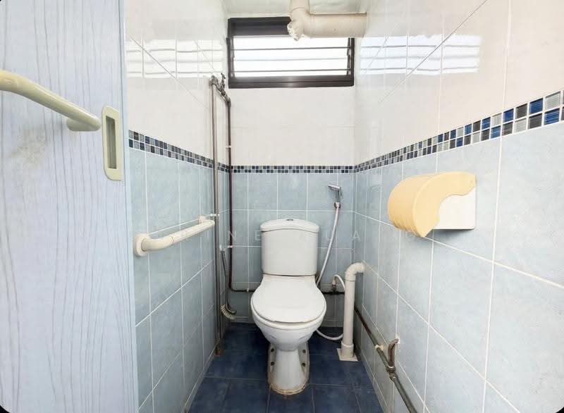 18 Eunos Crescent, 18 Eunos Crescent, Eunos / Geylang / Paya Lebar, 2 Bedrooms, 635 sqft, HDB Flat For Sale, by Karine Kuang, 500275932 - Bathroom - PropertyGuru.com.sg