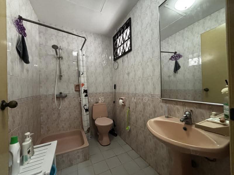 Yunnan Gardens, Yunnan Walk 1, Boon Lay / Jurong / Tuas, Room Rental, 150 sqft, Terraced House For Rent, by Eng Ong, 500275943 - Bathroom - PropertyGuru.com.sg