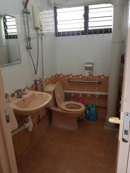 108 Tampines Street 11, 108 Tampines Street 11, Pasir Ris / Tampines, Room Rental, 180 sqft, HDB Flat For Rent, by Chris Pang, 500275946 - Bathroom - PropertyGuru.com.sg