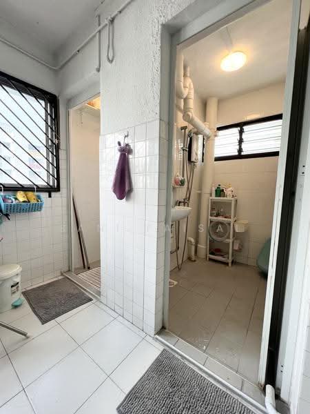 412 Pandan Gardens, 412 Pandan Gardens, Boon Lay / Jurong / Tuas, 2 Bedrooms, 775 sqft, HDB Flat For Sale, by Sani Faisal, 500275957 - Bathroom - PropertyGuru.com.sg