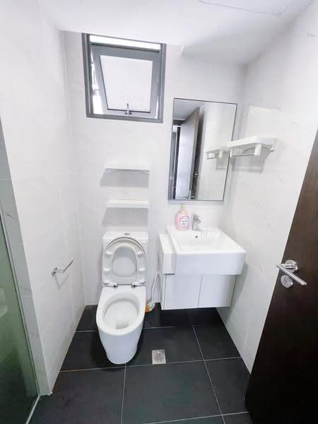 Symphony Suites, 1 Yishun Close, Sembawang / Yishun, 2 Bedrooms, 689 sqft, Condominium For Sale, by Sarah Ni, 500275976 - Bathroom - PropertyGuru.com.sg