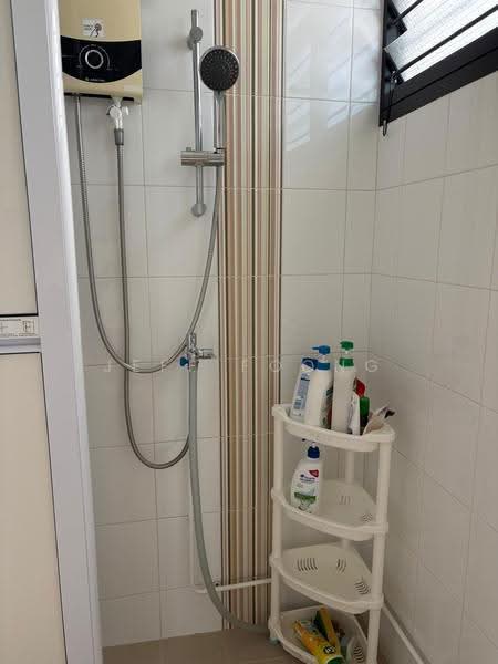 232 Tampines Street 21, 232 Tampines Street 21, Pasir Ris / Tampines, Room Rental, 200 sqft, HDB Flat For Rent, by Jeff Foong, 500275977 - Bathroom - PropertyGuru.com.sg