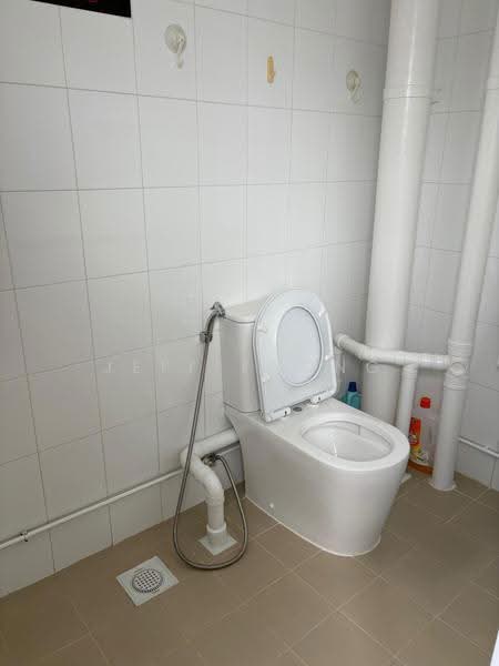 232 Tampines Street 21, 232 Tampines Street 21, Pasir Ris / Tampines, Room Rental, 200 sqft, HDB Flat For Rent, by Jeff Foong, 500275977 - Bathroom - PropertyGuru.com.sg