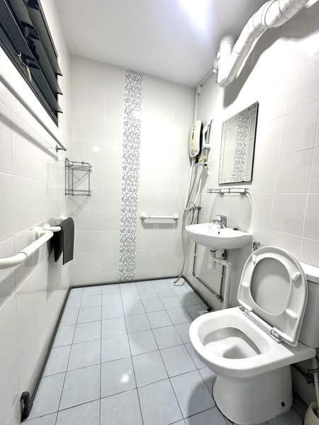 124 Bedok Reservoir Road, 124 Bedok Reservoir Road, Bedok / Upper East Coast, 3 Bedrooms, 904 sqft, HDB Flat For Sale, by Patrick Chiok, 500276015 - Bathroom - PropertyGuru.com.sg