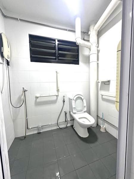 124 Bedok Reservoir Road, 124 Bedok Reservoir Road, Bedok / Upper East Coast, 3 Bedrooms, 904 sqft, HDB Flat For Sale, by Patrick Chiok, 500276015 - Bathroom - PropertyGuru.com.sg
