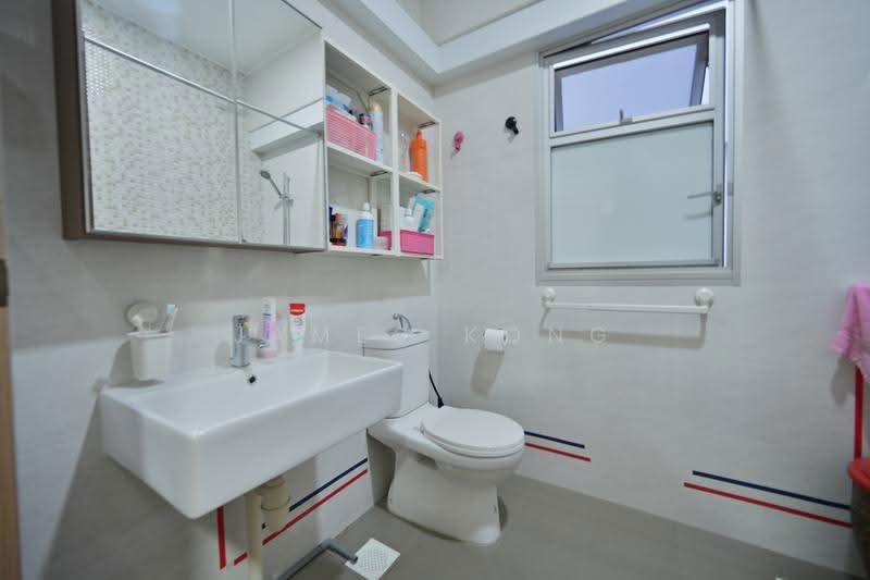 229B Sumang Lane, 229B Sumang Lane, Hougang / Punggol / Sengkang, 3 Bedrooms, 1,216 sqft, HDB Flat For Sale, by James Kong, 500276022 - Bathroom - PropertyGuru.com.sg
