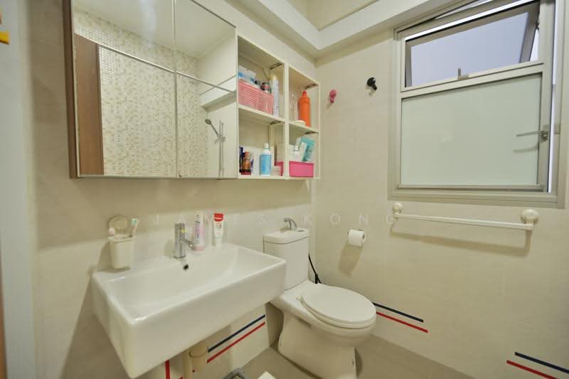 229B Sumang Lane, 229B Sumang Lane, Hougang / Punggol / Sengkang, 3 Bedrooms, 1,216 sqft, HDB Flat For Sale, by James Kong, 500276022 - Bathroom - PropertyGuru.com.sg