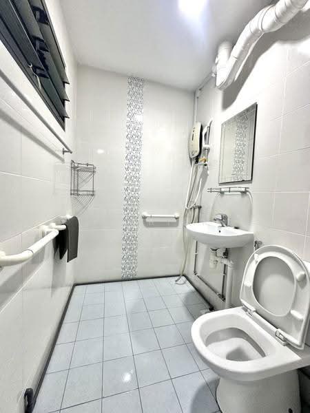 124 Bedok Reservoir Road, 124 Bedok Reservoir Road, Bedok / Upper East Coast, 3 Bedrooms, 904 sqft, HDB Flat For Sale, by Patrick Chiok, 500276030 - Bathroom - PropertyGuru.com.sg