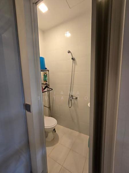 Hilltops, 99 Cairnhill Circle, Orchard / River Valley, 3 Bedrooms, 1,593 sqft, Condominium For Sale, by Diana Sutanto, 500276053 - Servant bathroom - PropertyGuru.com.sg