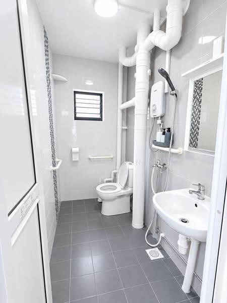 343 Bukit Batok Street 34, 343 Bukit Batok Street 34, Dairy Farm / Bukit Panjang / Choa Chu Kang, 3 Bedrooms, 1,108 sqft, HDB Flat For Sale, by DESMOND TOO, 500276111 - Bathroom - PropertyGuru.com.sg