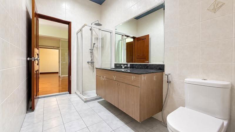 PRICED TO SELL! 99 Year Leasehold 2.5 Storey Landed, Spacious Family Home!, Chuan Drive, Lorong Chuan, Serangoon Garden, Hougang / Punggol / Sengkang, 5 Bedrooms, 3,200 sqft, Terraced House For Sale, by Jeremy Pher, 500276135 - Bathroom - PropertyGuru.com.sg