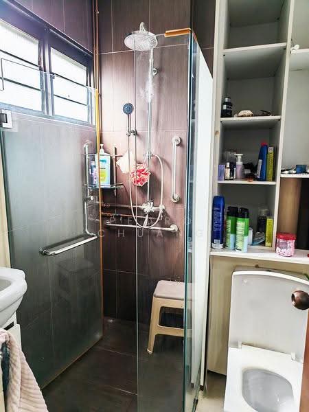 136 Potong Pasir Avenue 3, 136 Potong Pasir Avenue 3, Macpherson / Potong Pasir, 3 Bedrooms, 1,700 sqft, HDB Flat For Sale, by Pedro Chuang, 500276140 - Master Bathroom (Upper Level) - PropertyGuru.com.sg