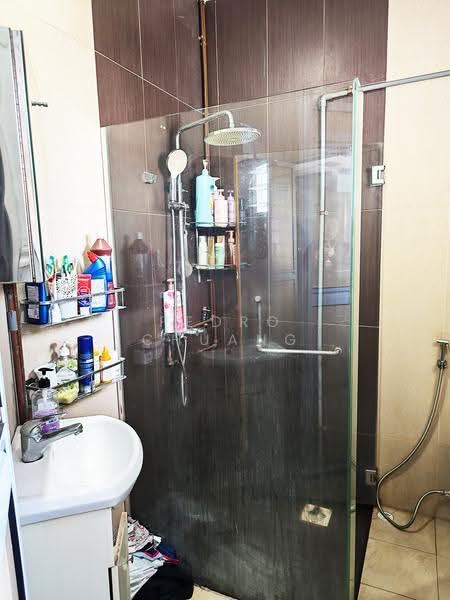 136 Potong Pasir Avenue 3, 136 Potong Pasir Avenue 3, Macpherson / Potong Pasir, 3 Bedrooms, 1,700 sqft, HDB Flat For Sale, by Pedro Chuang, 500276140 - Common Bathroom (Upper Level) - PropertyGuru.com.sg