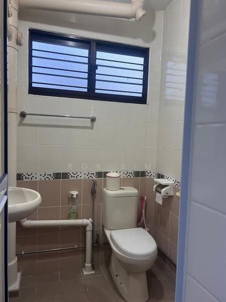 305 Bukit Batok Street 31, 305 Bukit Batok Street 31, Dairy Farm / Bukit Panjang / Choa Chu Kang, 3 Bedrooms, 1,054 sqft, HDB Flat For Rent, by Roy Sim, 500276198 - Bathroom - PropertyGuru.com.sg