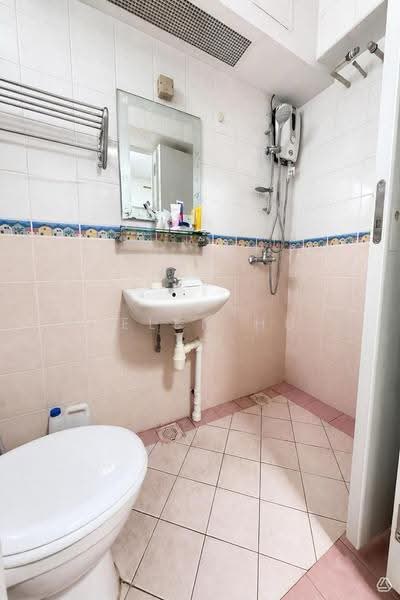 15 Farrer Park Road, 15 Farrer Park Road, Farrer Park / Serangoon Rd, 2 Bedrooms, 667 sqft, HDB Flat For Sale, by Helen HU, 500276281 - Bathroom - PropertyGuru.com.sg