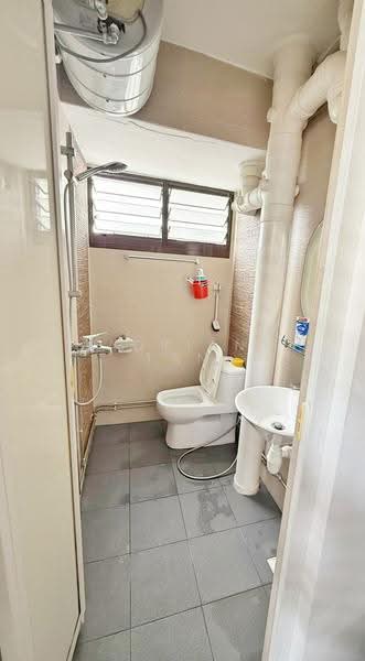 476 Ang Mo Kio Avenue 10, 476 Ang Mo Kio Avenue 10, Ang Mo Kio / Bishan / Thomson, 2 Bedrooms, 721 sqft, HDB Flat For Sale, by Adrian Tan, 500276282 - Bathroom - PropertyGuru.com.sg
