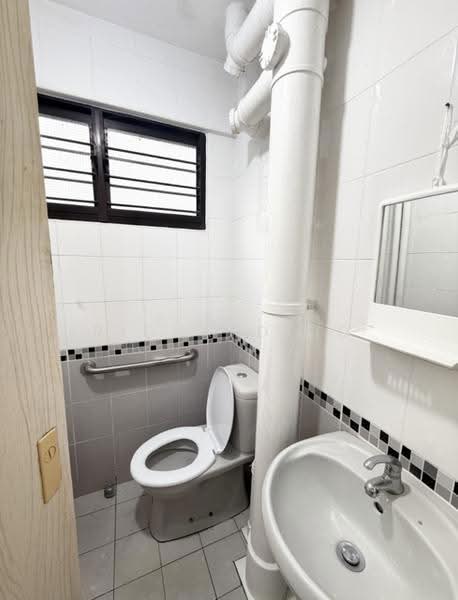20 Saint George's Road, 20 Saint George's Road, Balestier / Toa Payoh, 2 Bedrooms, 721 sqft, HDB Flat For Rent, by Richard Ho, 500276287 - Master Toilet - PropertyGuru.com.sg