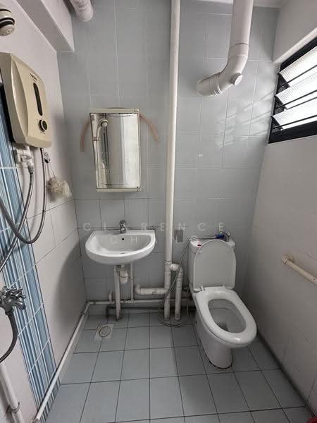 290 Tampines Street 22, 290 Tampines Street 22, Pasir Ris / Tampines, 2 Bedrooms, 721 sqft, HDB Flat For Sale, by Clarence Chang, 500276313 - Bathroom - PropertyGuru.com.sg