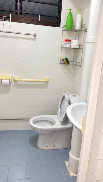 435 Ang Mo Kio Avenue 10, 435 Ang Mo Kio Avenue 10, Ang Mo Kio / Bishan / Thomson, Room Rental, 100 sqft, HDB Flat For Rent, by Nadhirah Ismail, 500276346 - Bathroom - PropertyGuru.com.sg