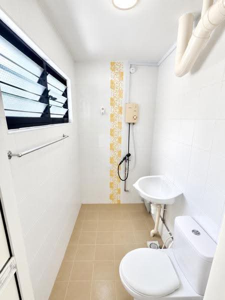 327 Serangoon Avenue 3, 327 Serangoon Avenue 3, Hougang / Punggol / Sengkang, 3 Bedrooms, 904 sqft, HDB Flat For Sale, by Zan Sim (沈瓒延), 500276391 - Bathroom - PropertyGuru.com.sg