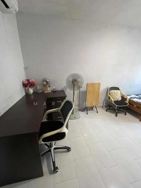 419 Fajar Road, 419 Fajar Road, Dairy Farm / Bukit Panjang / Choa Chu Kang, Room Rental, 120 sqft, HDB Flat For Rent, by Mary Phee, 500276403 - Study desk and chair - PropertyGuru.com.sg