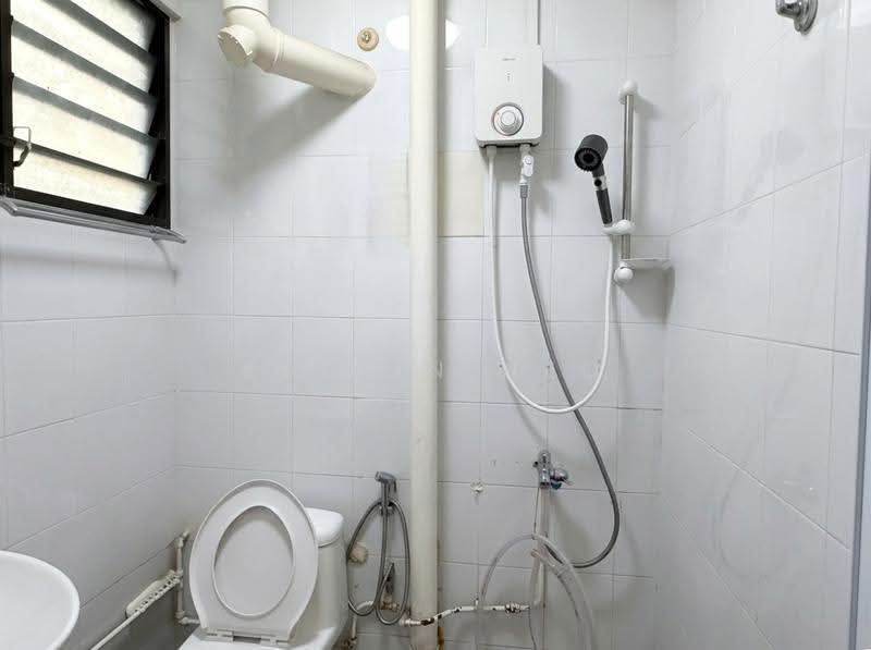 230 Bukit Batok East Avenue 3, 230 Bukit Batok East Avenue 3, Dairy Farm / Bukit Panjang / Choa Chu Kang, 2 Bedrooms, 721 sqft, HDB Flat For Sale, by Kelvin Neo, 500276412 - Bathroom - PropertyGuru.com.sg