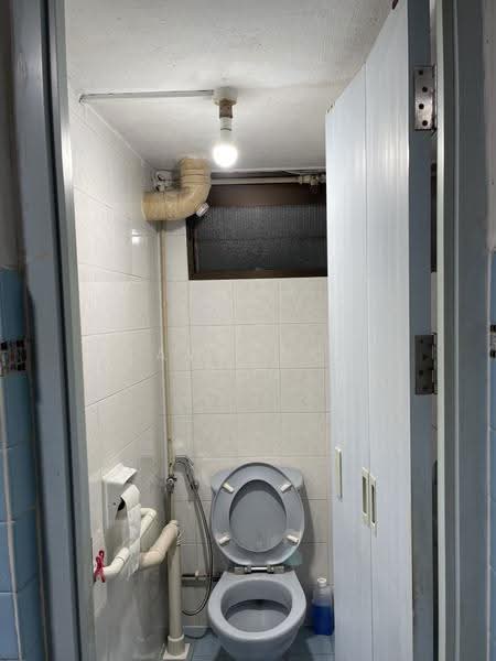157 Lorong 1 Toa Payoh, 157 Lorong 1 Toa Payoh, Balestier / Toa Payoh, Room Rental, 100 sqft, HDB Flat For Rent, by Lawrence Goh, 500276420 - Common Toilet Layout - PropertyGuru.com.sg