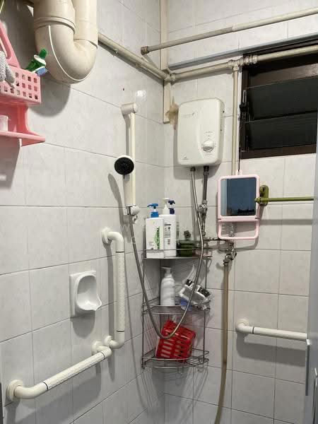 157 Lorong 1 Toa Payoh, 157 Lorong 1 Toa Payoh, Balestier / Toa Payoh, Room Rental, 100 sqft, HDB Flat For Rent, by Lawrence Goh, 500276420 - Common Bathroom Part 2 Of 2 - PropertyGuru.com.sg