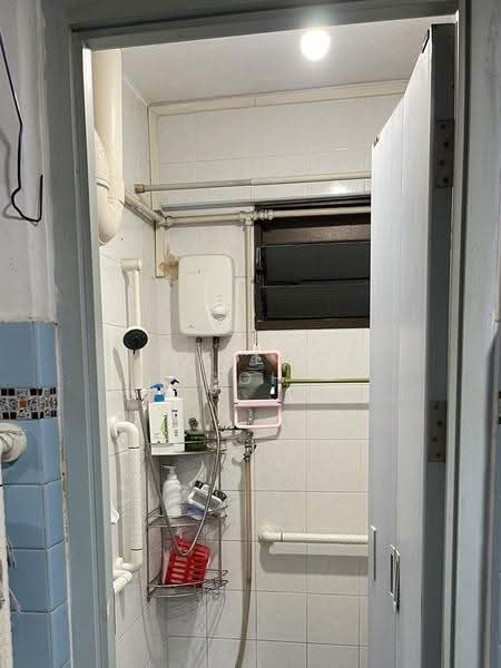 157 Lorong 1 Toa Payoh, 157 Lorong 1 Toa Payoh, Balestier / Toa Payoh, Room Rental, 100 sqft, HDB Flat For Rent, by Lawrence Goh, 500276420 - Common Bathroom Part 1 Of 2 - PropertyGuru.com.sg