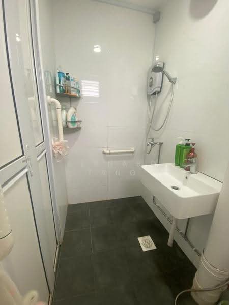870 Tampines Street 83, 870 Tampines Street 83, Pasir Ris / Tampines, 3 Bedrooms, 1,119 sqft, HDB Flat For Sale, by Bernard Tang, 500276421 - Bathroom - PropertyGuru.com.sg