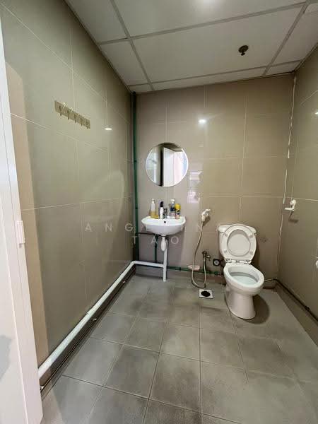 Oxley BizHub, 65 Ubi Road 1, Eunos / Geylang / Paya Lebar, 2,325 sqft, Light Industrial (B1) For Rent, by Angelina Tao, 500276430 - Bathroom - CommercialGuru.com.sg