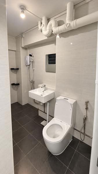 461 Hougang Avenue 10, 461 Hougang Avenue 10, Hougang / Punggol / Sengkang, 4 Bedrooms, 1,302 sqft, HDB Flat For Rent, by Johnson Aw, 500276474 - Bathroom - PropertyGuru.com.sg