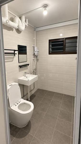 461 Hougang Avenue 10, 461 Hougang Avenue 10, Hougang / Punggol / Sengkang, 4 Bedrooms, 1,302 sqft, HDB Flat For Rent, by Johnson Aw, 500276474 - Bathroom - PropertyGuru.com.sg