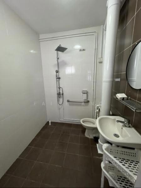 132 Lorong Ah Soo, 132 Lorong Ah Soo, Hougang / Punggol / Sengkang, 3 Bedrooms, 1,625 sqft, HDB Flat For Sale, by Faith Ang, 500276498 - Bathroom - PropertyGuru.com.sg