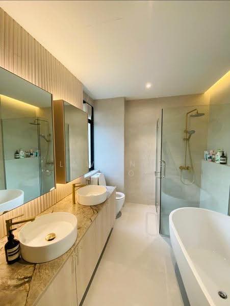 Eastwood Park, Eastwood Green, Bedok / Upper East Coast, 5 Bedrooms, 3,500 sqft, Terraced House For Sale, by Lawrence Liao, 500276516 - Bathroom - PropertyGuru.com.sg