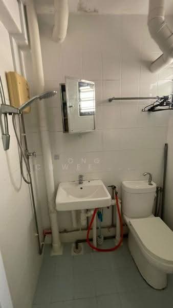 180 Ang Mo Kio Avenue 5, 180 Ang Mo Kio Avenue 5, Ang Mo Kio / Bishan / Thomson, 2 Bedrooms, 732 sqft, HDB Flat For Sale, by Ong Chwee Puan, 500276537 - Bathroom - PropertyGuru.com.sg