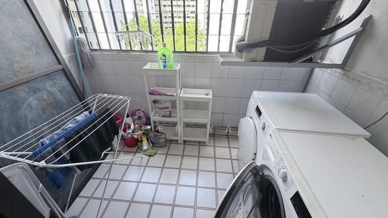 Pine Grove, 1N Pine Grove, Clementi Park / Upper Bukit Timah, Room Rental, 300 sqft, Condominium For Rent, by Leen Yap, 500276560 - Balcony - PropertyGuru.com.sg