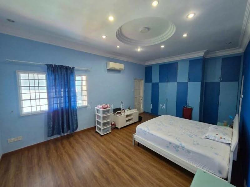 Lucky View, Bedok / Upper East Coast, 5 Bedrooms, 4,000 sqft, Semi-Detached House For Sale, by Jaime Lim, 500276620 - Master Bedroom with en-suite - PropertyGuru.com.sg