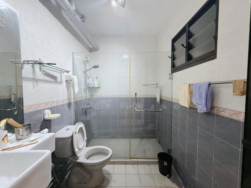 298A Compassvale Street, 298A Compassvale Street, Hougang / Punggol / Sengkang, 4 Bedrooms, 1,227 sqft, HDB Flat For Sale, by Alice Huang, 500276682 - Bathroom - PropertyGuru.com.sg