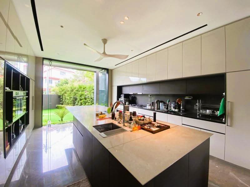 Where to Find?! Majestic 5years old, 8300sqft FREEHOLD Bungalow @ $1XXXpsf Only, NO West Sun | 6 Rooms ensuite | Pool & Lift | 4 Cars, Changi Airport / Changi Village, 7 Bedrooms, 10,000 sqft, Bungalow House For Sale, by Melvin Ng, 500276711 - Kitchen - PropertyGuru.com.sg