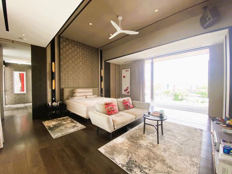 Where to Find?! Majestic 5years old, 8300sqft FREEHOLD Bungalow @ $1XXXpsf Only, NO West Sun | 6 Rooms ensuite | Pool & Lift | 4 Cars, Changi Airport / Changi Village, 7 Bedrooms, 10,000 sqft, Bungalow House For Sale, by Melvin Ng, 500276711 - Bedroom - PropertyGuru.com.sg
