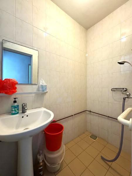 Serangoon Garden Estate, Hemsley Avenue, Hougang / Punggol / Sengkang, 3 Bedrooms, 1,800 sqft, Terraced House For Rent, by Fiona Yin 国凤, 500276713 - Bathroom - PropertyGuru.com.sg