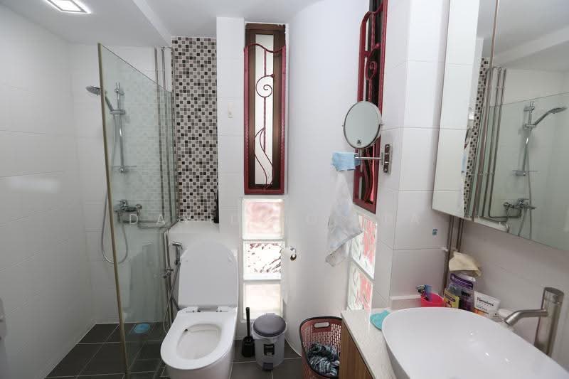 The Tanamera, 1 Tanah Merah Kechil Road, Bedok / Upper East Coast, 3 Bedrooms, 1,324 sqft, Condominium For Sale, by David Ng MBA, 500276715 - Master Bathroom - PropertyGuru.com.sg