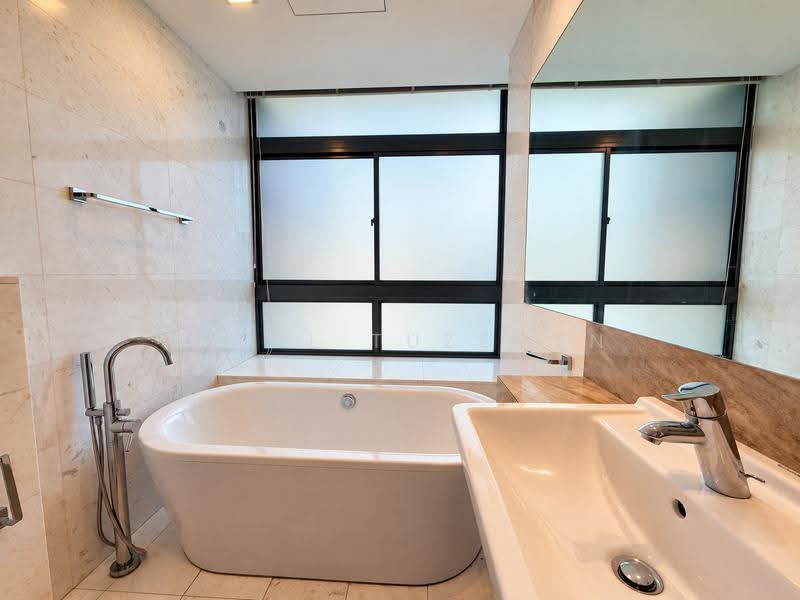 Rhapsody on Mount Elizabeth, 16 Mount Elizabeth, Orchard / River Valley, 2 Bedrooms, 1,066 sqft, Apartment For Rent, by Cyril Tuzemen, 500276738 - Bathroom - PropertyGuru.com.sg