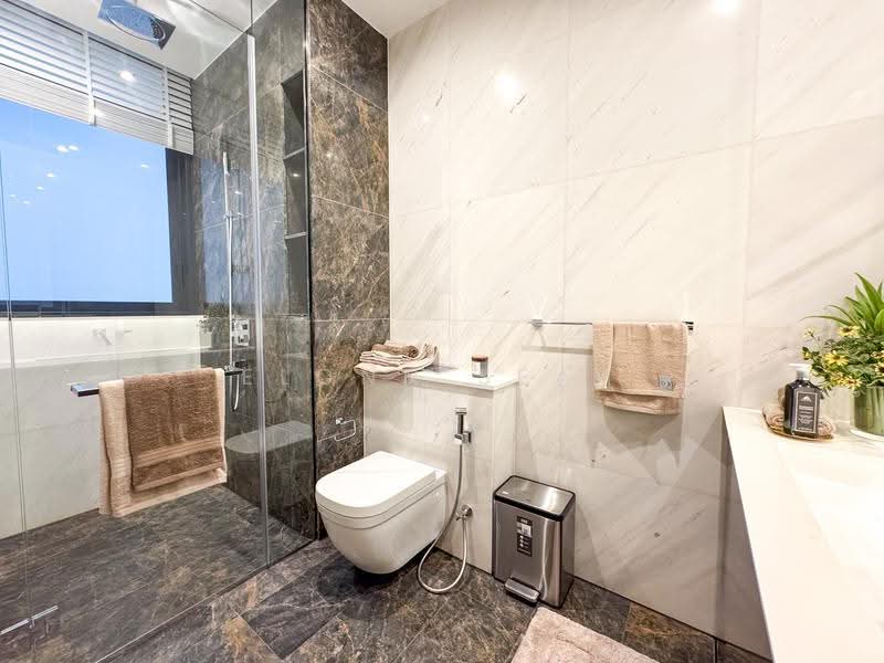 Cairnhill 16, 16 Cairnhill Rise, Orchard / River Valley, 3 Bedrooms, 1,055 sqft, Condominium For Sale, by Elonn Seah, 500276763 - Bathroom - PropertyGuru.com.sg