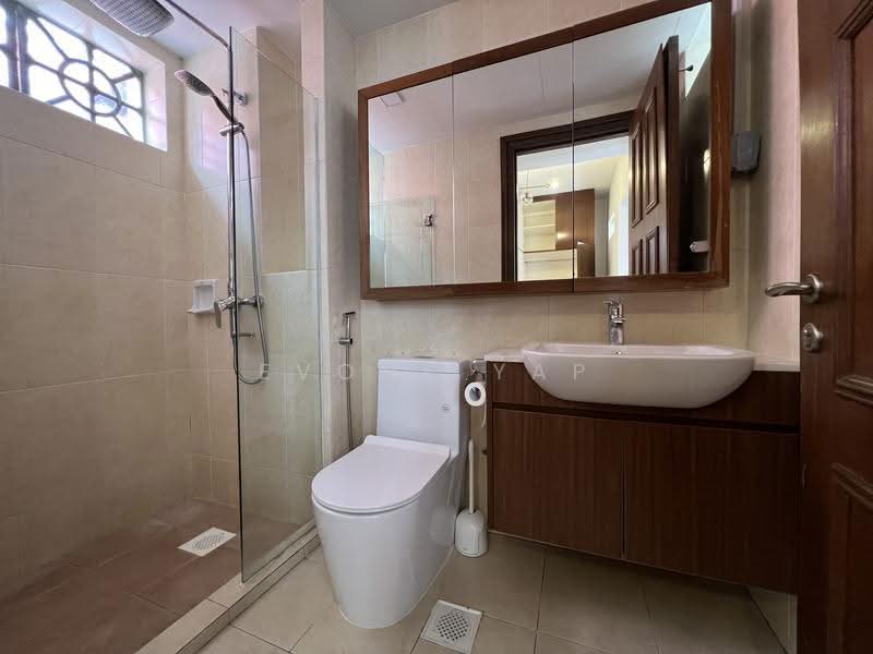 Rare Chinatown Heritage Home -5 mins to MRT, Chinatown / Tanjong Pagar, 2 Bedrooms, 995 sqft, Apartment For Rent, by Evone Yap, 500276794 - Bathroom - PropertyGuru.com.sg